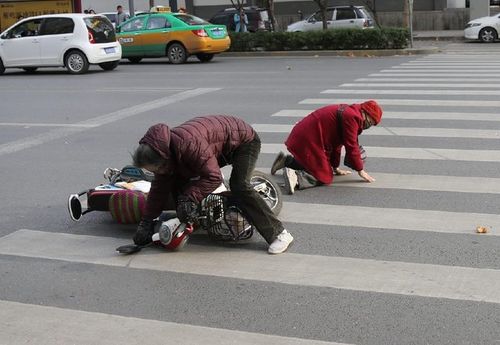 被车撞了怎么办 过马路被车撞了怎么办