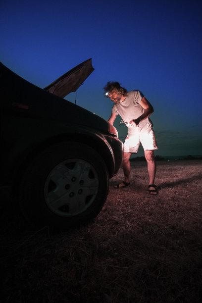 夜间修车：夜晚中的行车守护者